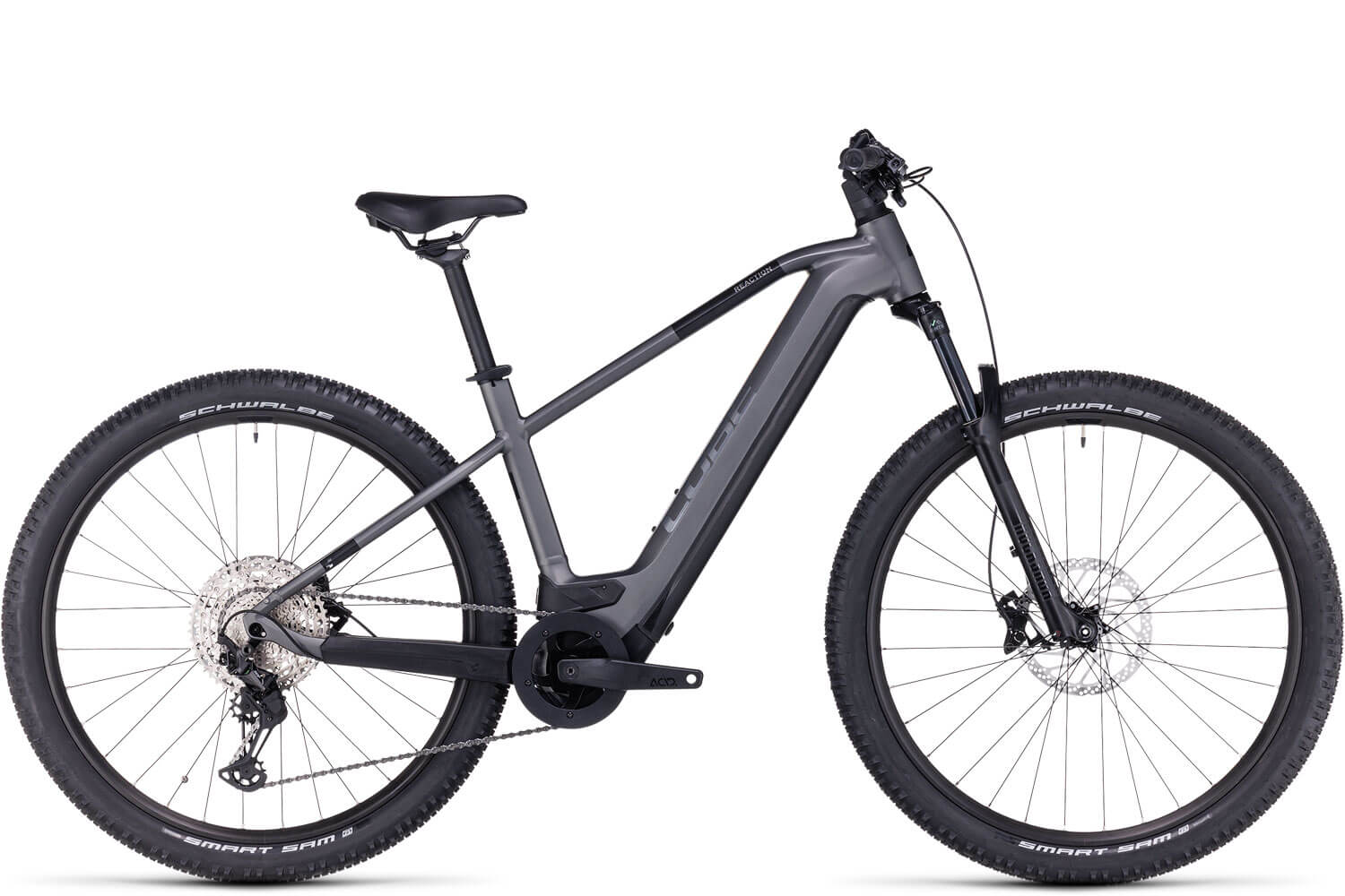 Cube E-Bike Mountainbike Reaction Hybrid Race 750:Dieses E-Bike ist das wohl beliebteste Mountainbike E-Bike von Cube.Es ist ein klassisches Mountainbike mit neuester und bester Bosch-Technologie. Der st?rkste Motor und der gr?sste Akku begleiten dich in Zukunft.Das Fahrrad ist ideal f?r jede Freizeit-Fahrt und auch f?r l?ngere Ausfl?ge. Nimm das Rad doch einfach beim n?chsten Urlaub in ?sterreich mit und erlebe tolle Momente und Ausblicke!Das Cube Reaction Hybrid Race ist sehr hochwertig und solide ausgestattet. Das beweisen Shimano XT-Schaltung mit 12 G?ngen und die Luft-Federgabel. Dank der Gabel f?hrst du noch komfortabler