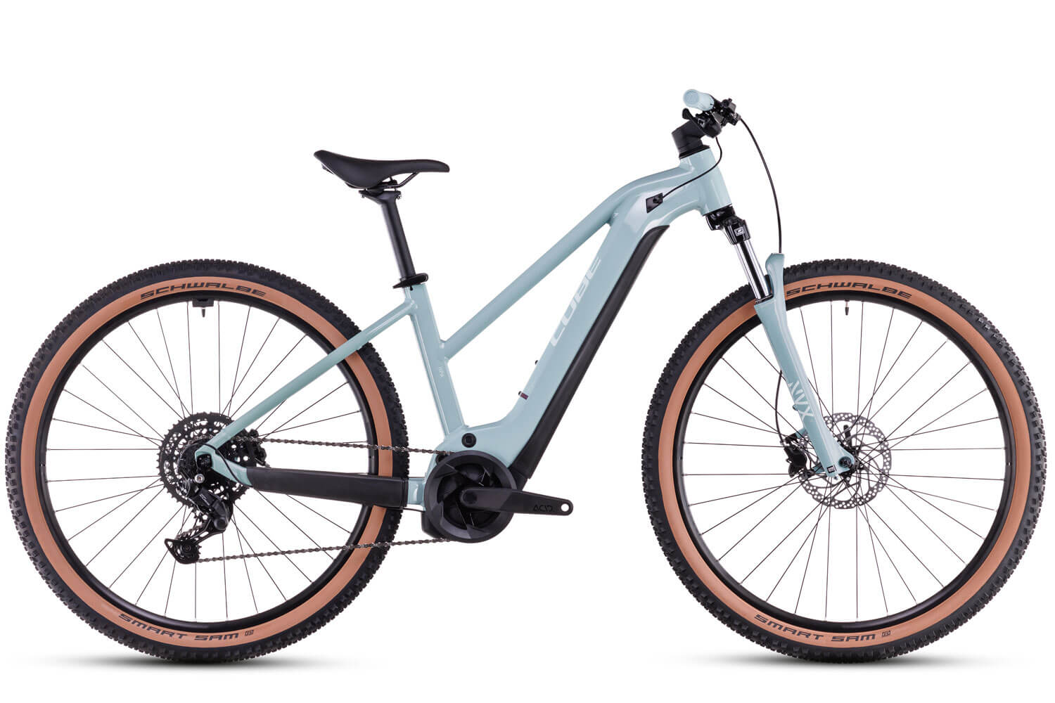 Cube E-Bike Mountianbike Reaction Hybrid Performance 625 2025Das Reaction Hybrid Performance 625 kombiniert die Robustheit und Vielseitigkeit eines?Mountainbikes mit dem geschmeidigen Support durch einen Bosch Performance Line Motor und?hochkapazitiven 625 Wh Akku. Dieses Cube E-Bike hat einen Trapez Rahmen: Trapez bezieht sich auf das steil abfallende