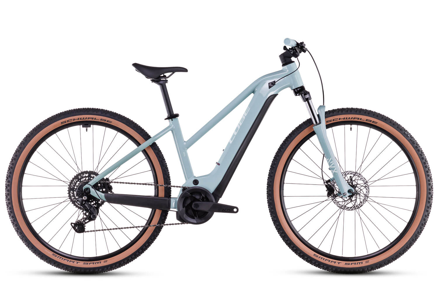 Cube E-Bike Mountianbike Reaction Hybrid Performance 625 Allroad?Trapez 2025 Das Reaction Hybrid Performance 625 Allroad Trapez?kombiniert die Robustheit und Vielseitigkeit eines?Mountainbikes mit dem geschmeidigen Support durch einen Bosch Performance Line Motor und?hochkapazitiven 625 Wh Akku. Dieses Cube E-Bike hat einen Trapez Rahmen: Trapez bezieht sich auf das steil abfallende